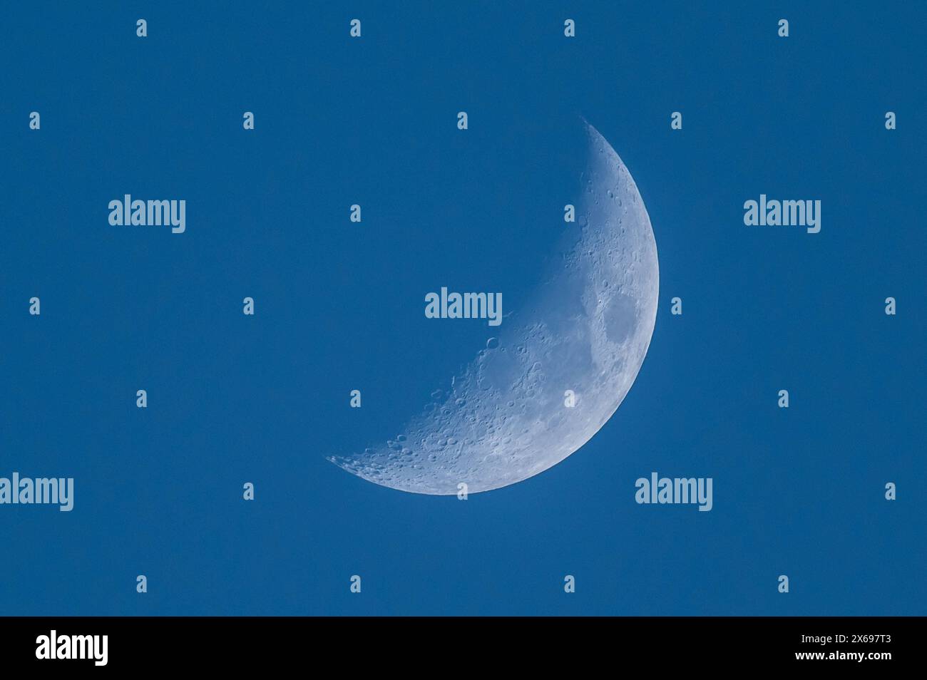 Der Mond ist bei blauem Himmel als Sichel zu sehen. Rottweil Baden-Württemberg Deutschland *** la luna può essere vista come una mezzaluna in un cielo blu Rottweil Baden Württemberg Germania Foto Stock