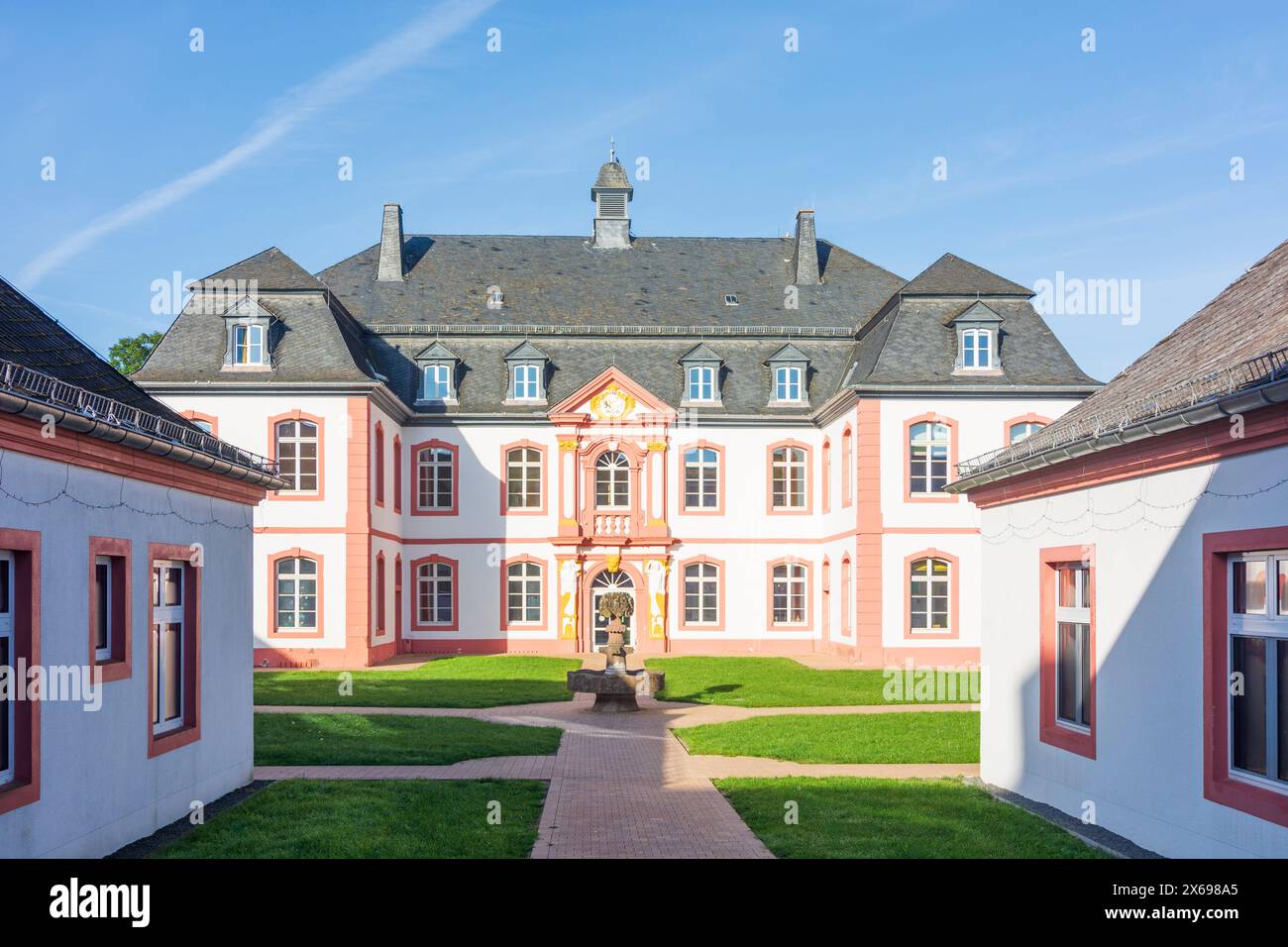 Bitburg, Sclösschen (piccolo castello) con la scuola speciale St. Martin nella regione Eiffel, Renania-Palatinato, Germania Foto Stock