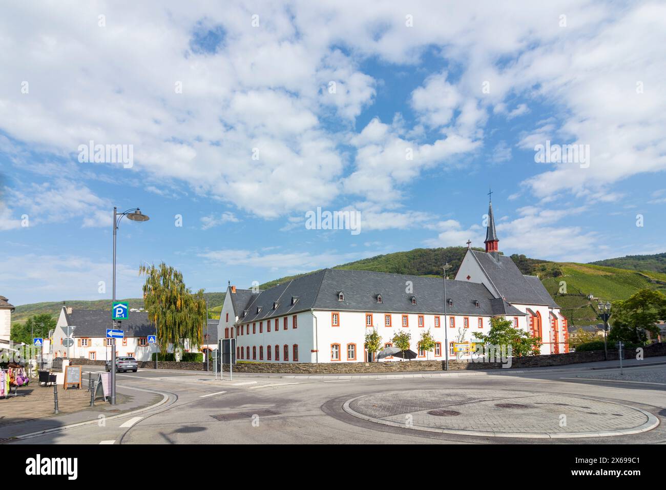 Bernkastel-Kues, Cusanusstift (ospedale San Nicola), contiene una famosa biblioteca e un museo del vino, la regione di Mosella, Renania-Palatinato, Germania Foto Stock