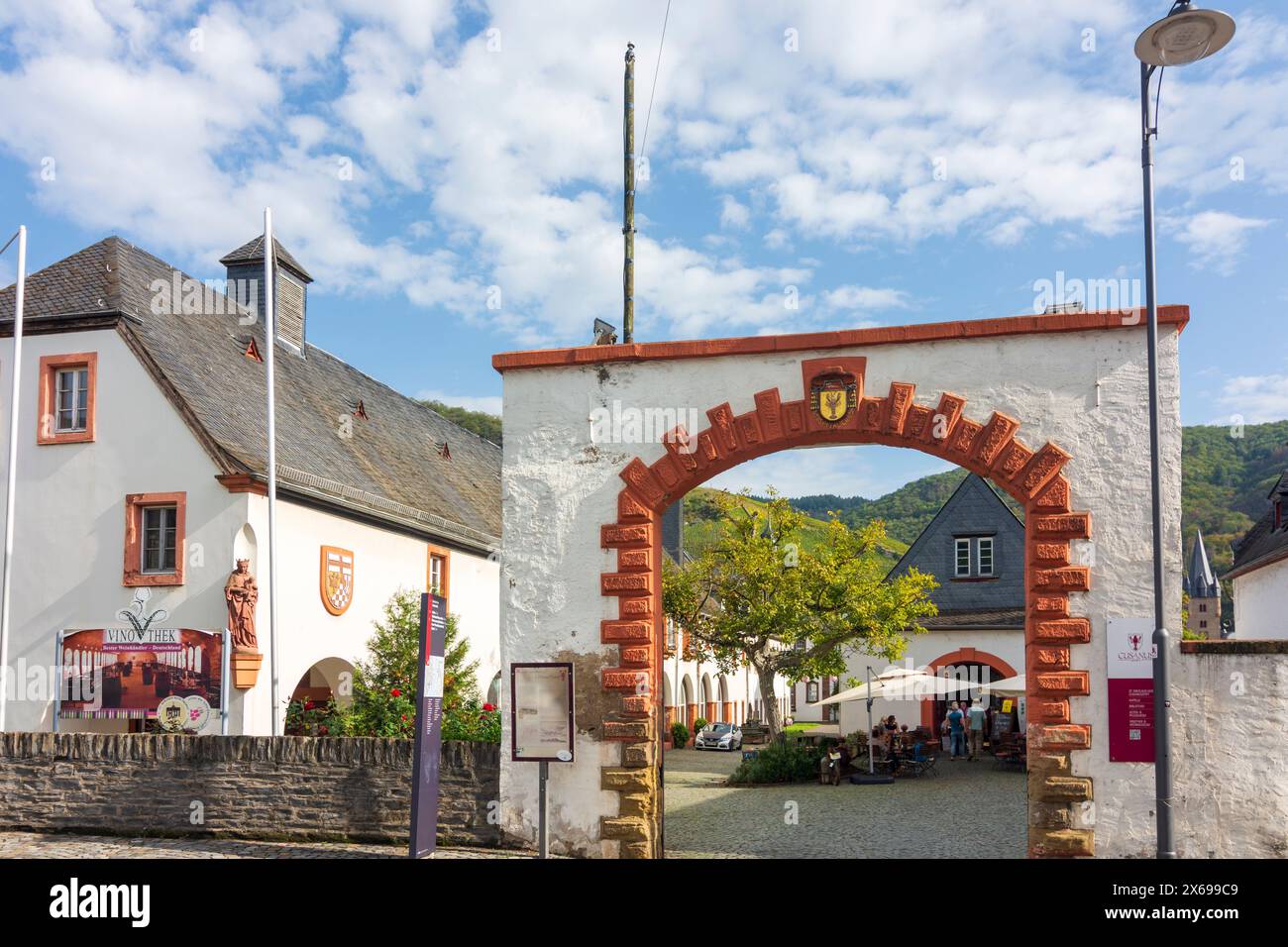 Bernkastel-Kues, Cusanusstift (ospedale San Nicola), contiene una famosa biblioteca e un museo del vino, la regione di Mosella, Renania-Palatinato, Germania Foto Stock