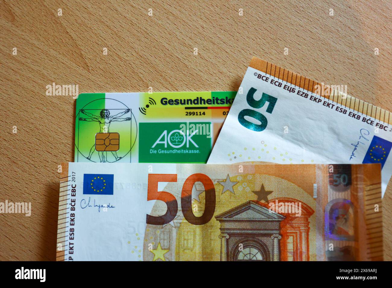 Krankenkasse Karte mit Geld *** carta di assicurazione sanitaria con denaro Copyright: XLobeca/RHx Foto Stock