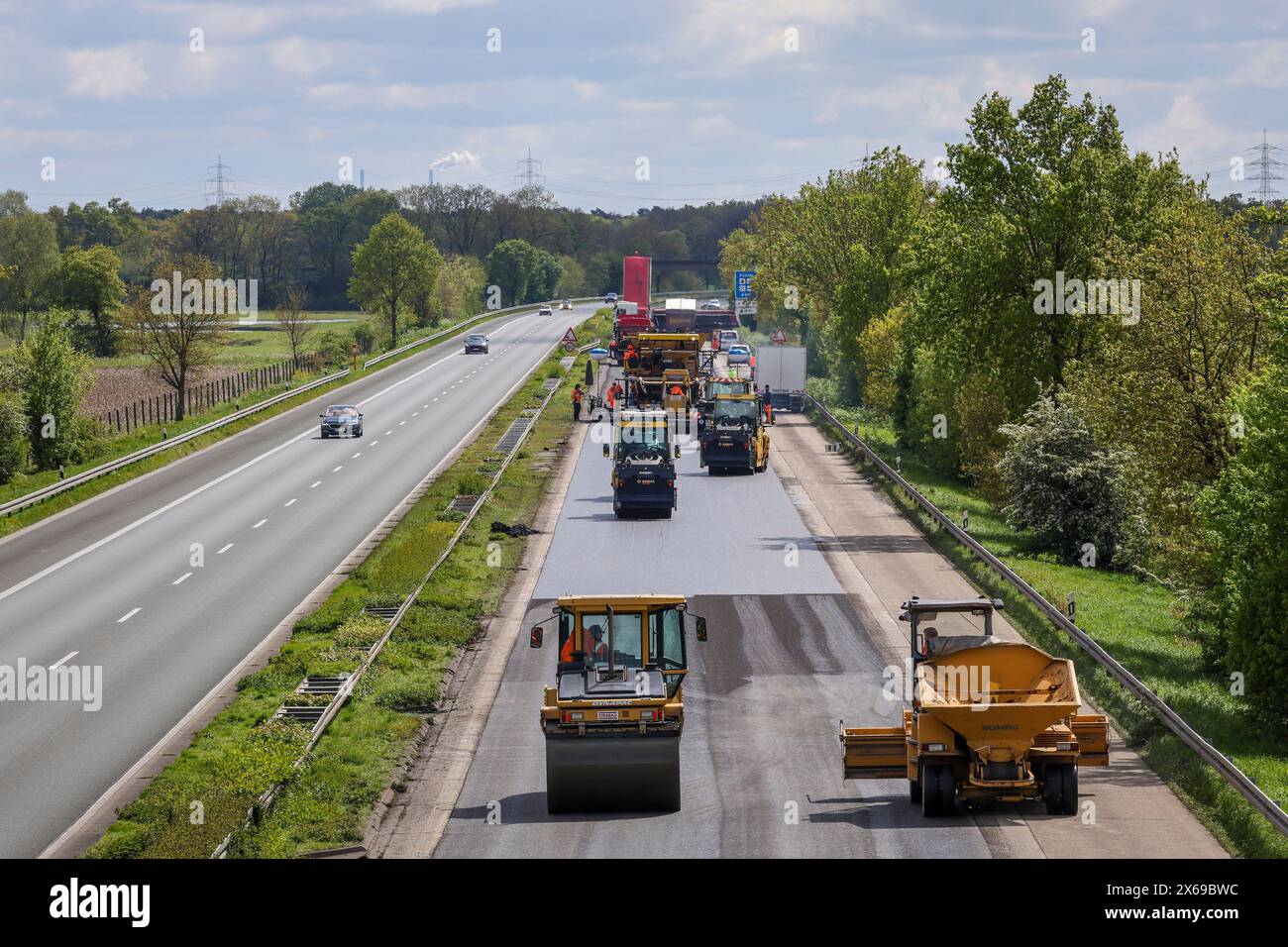 Wesel, Renania settentrionale-Vestfalia, Germania - la costruzione di strade, asfaltatrici e rulli stradali stanno costruendo nuovo asfalto sulla superstrada A3, la ristrutturazione della superstrada A3 tra Huenxe ed Emmerich, il più grande progetto di costruzione sulle autostrade tedesche di quest'anno. Foto Stock