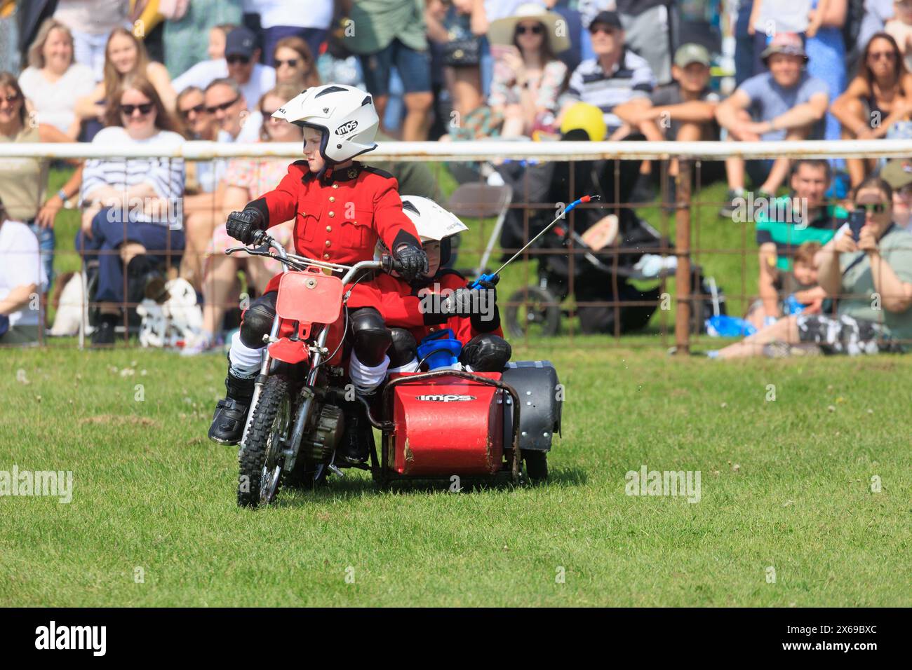 11 maggio 2024 il team di esposizione motociclistica Imps si è formato al Nottinghamshire County Show Foto Stock