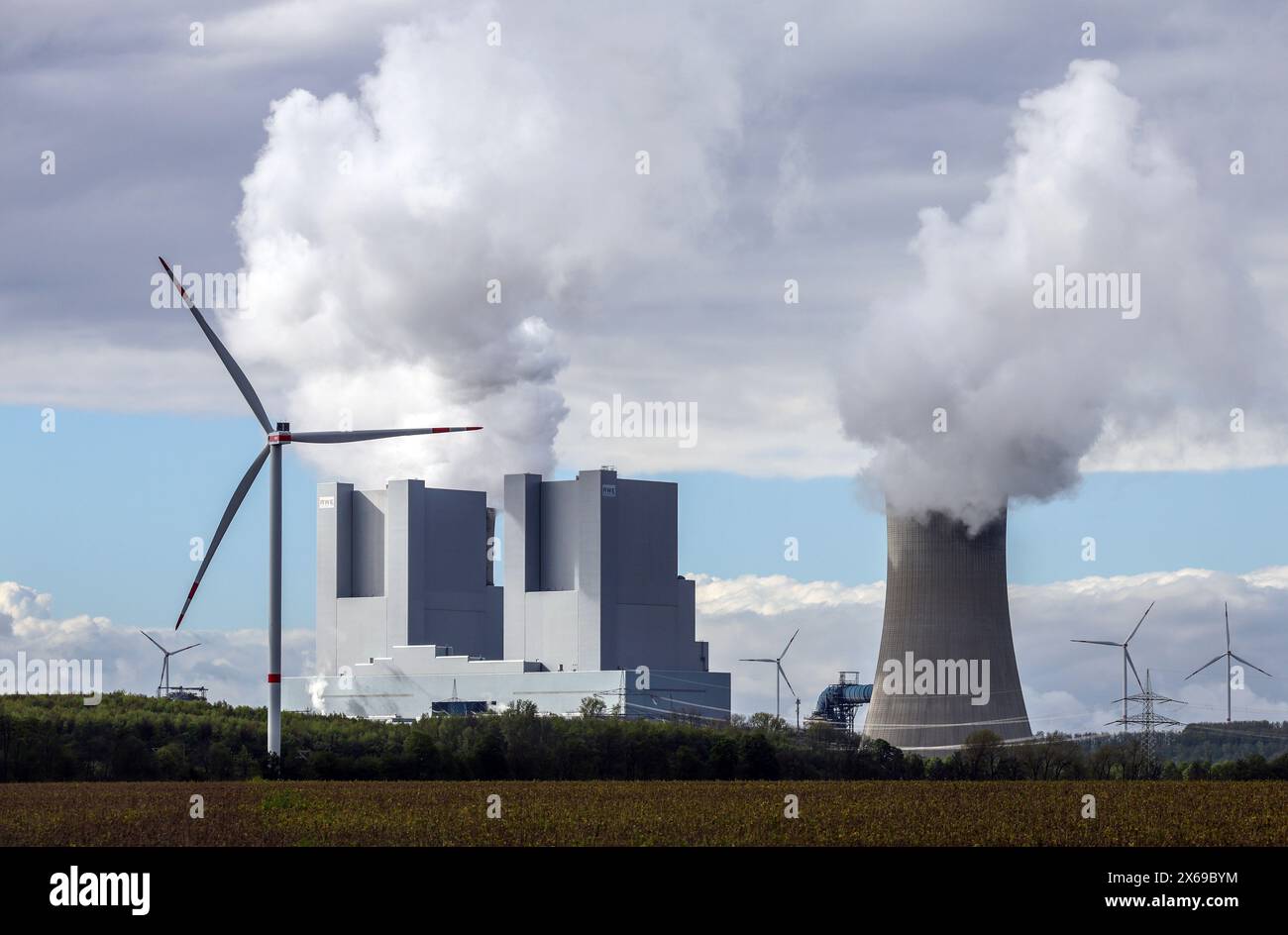 Grevenbroich, Renania settentrionale-Vestfalia, Germania - RWE Power AG centrale elettrica di Neurath, centrale elettrica a lignite presso la miniera di lignite a cielo aperto di Garzweiler di RWE, la nuova centrale elettrica blocca le turbine eoliche F e G. nel parco eolico. Foto Stock