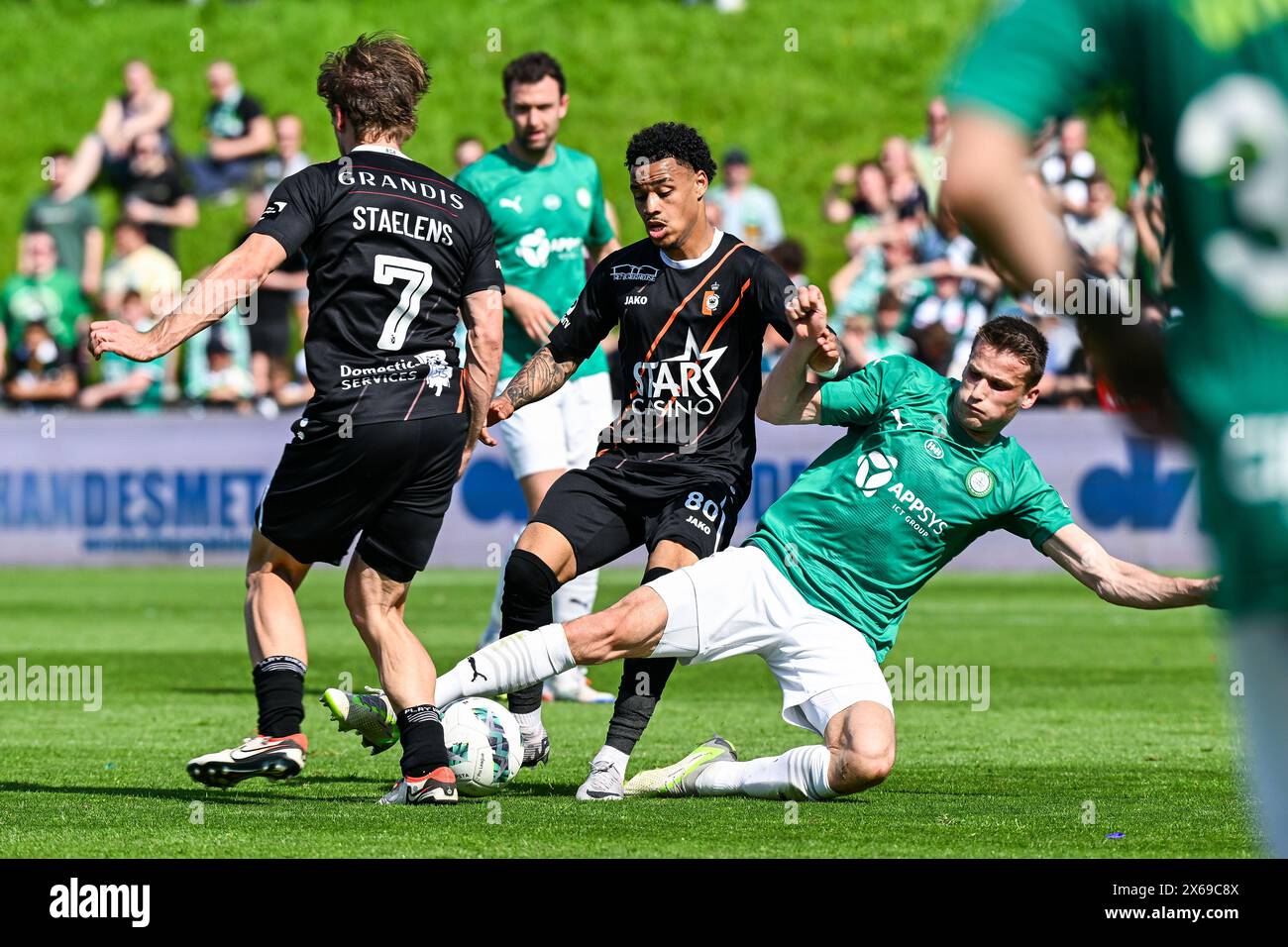 Deinze, Belgio. 12 maggio 2024. Emilio Kehrer (80) di KMSK Deinze e Lucas Schoofs (15) di Lommel nella foto durante una partita di calcio tra KMSK Deinze e SK Lommel nei play-off della promozione - seconda tappa nella stagione Challenger Pro League 2023-2024, domenica 12 maggio 2024 a Deinze, Belgio . Crediti: Sportpix/Alamy Live News Foto Stock