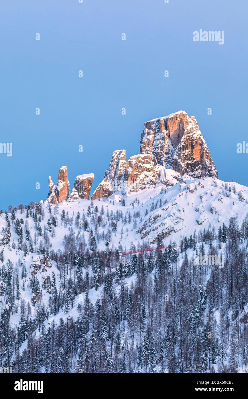 Italia, vento, provincia di Belluno, Cortina d'Ampezzo, le iconiche guglie delle cinque Torri in inverno, Dolomiti Foto Stock