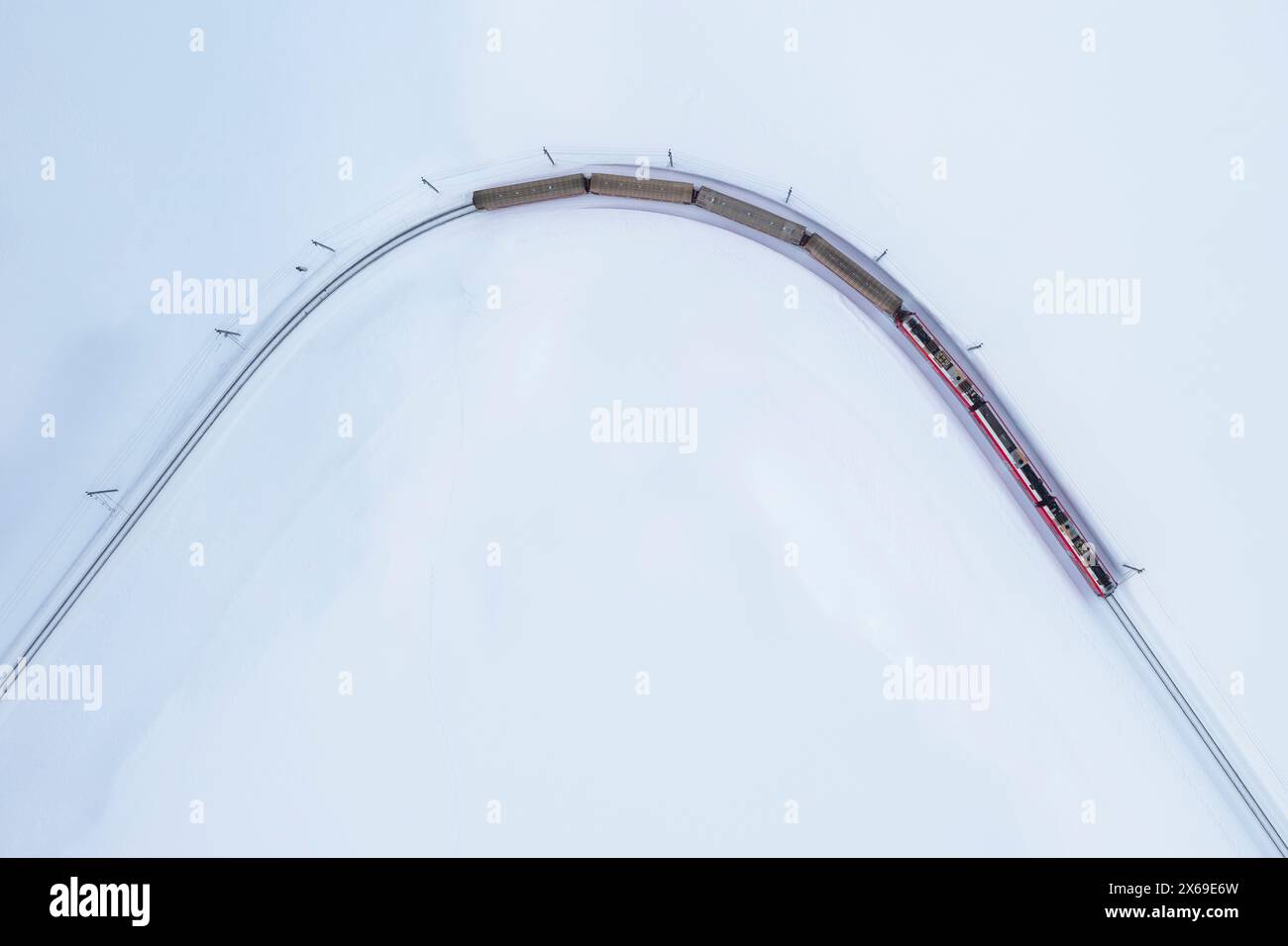 Vista aerea del famoso Bernina Express che passa dal passo del Bernina in inverno. Graubunden, Engadina, Svizzera. Foto Stock