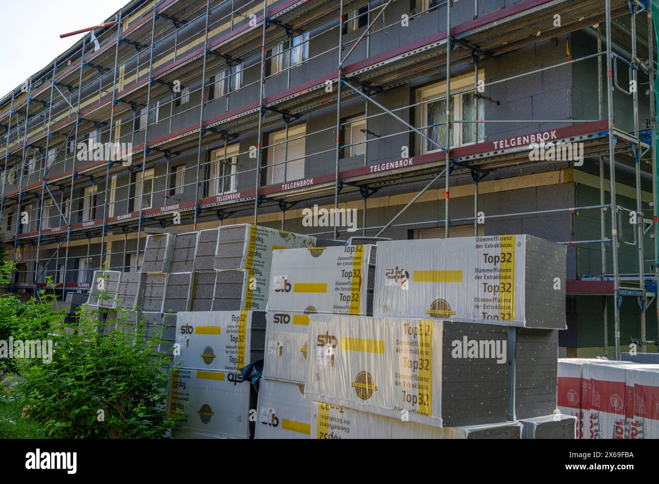 Ristrutturazione energetica di un condominio, isolamento termico, materiali da costruzione, materiali isolanti immagazzinati davanti al cantiere, Foto Stock