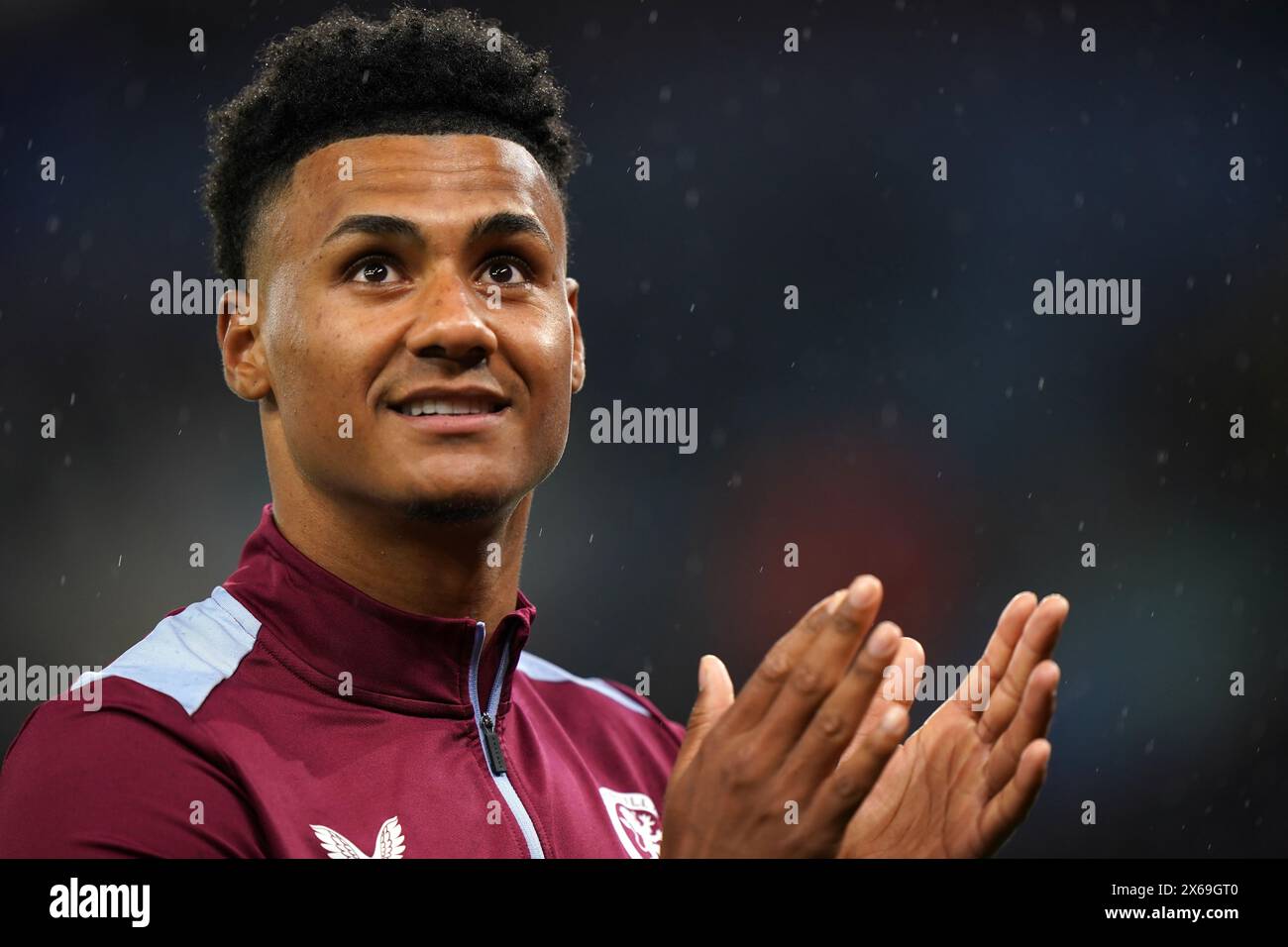 Ollie Watkins dell'Aston Villa applaude i tifosi dopo la partita di Premier League a Villa Park, Birmingham. Data foto: Lunedì 13 maggio 2024. Foto Stock