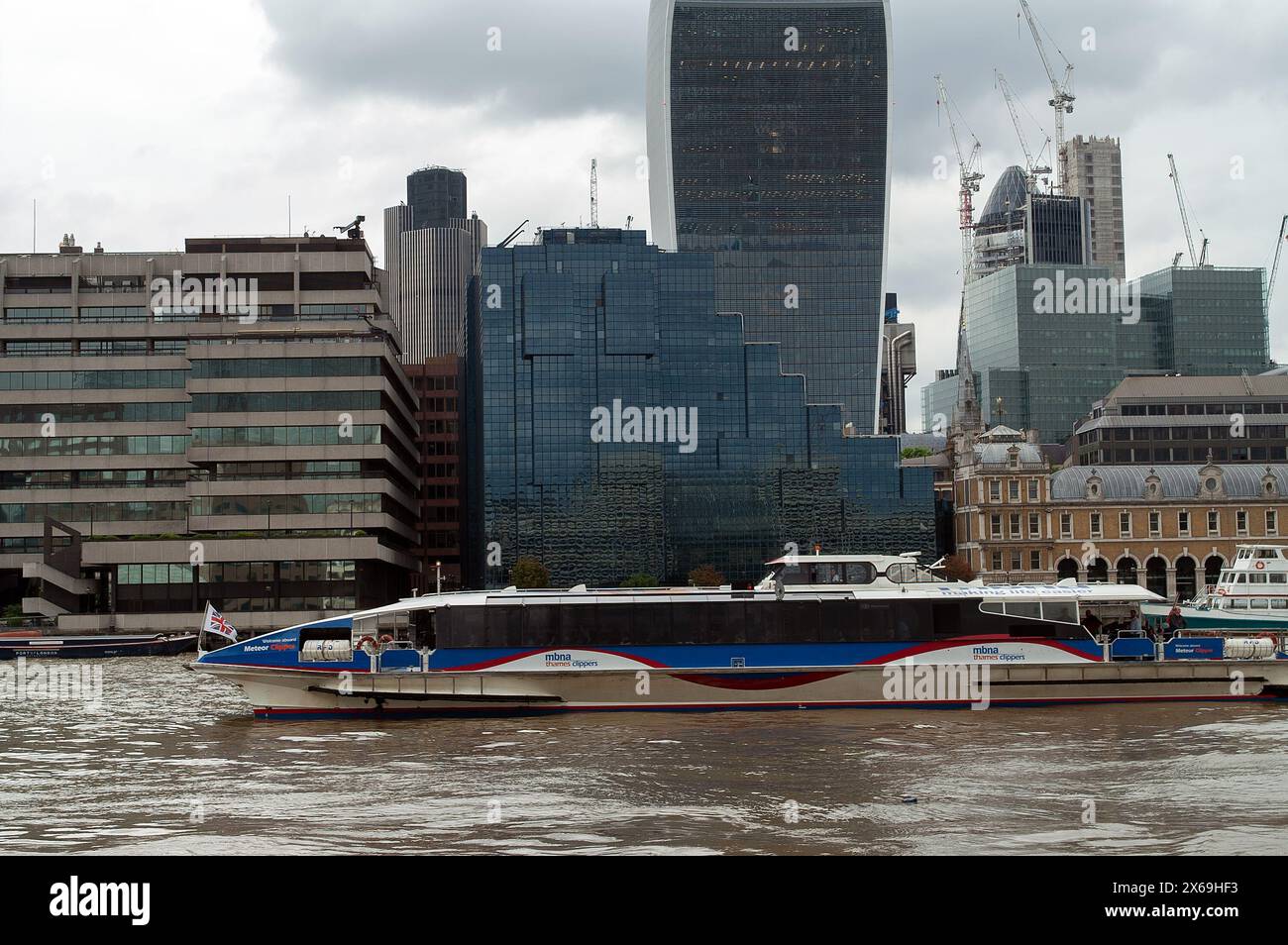 Londra, Inghilterra, Regno Unito; Vista degli edifici di architettura moderna e tradizionale lungo il Tamigi; Northern & Shell Building Foto Stock