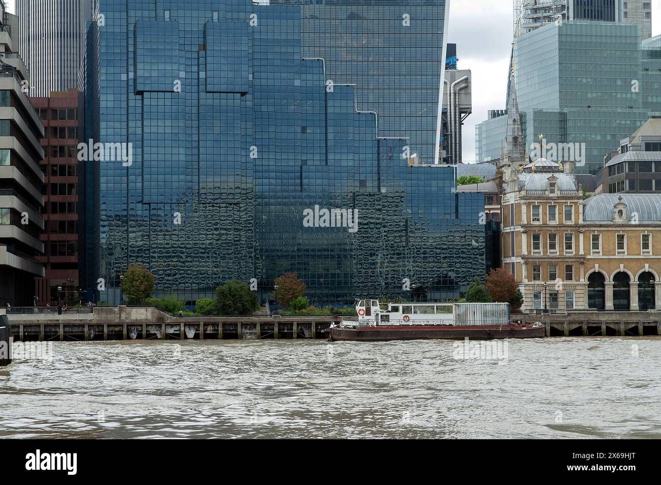 Londra, Inghilterra, Regno Unito; Vista degli edifici di architettura moderna e tradizionale lungo il Tamigi; Northern & Shell Building Foto Stock