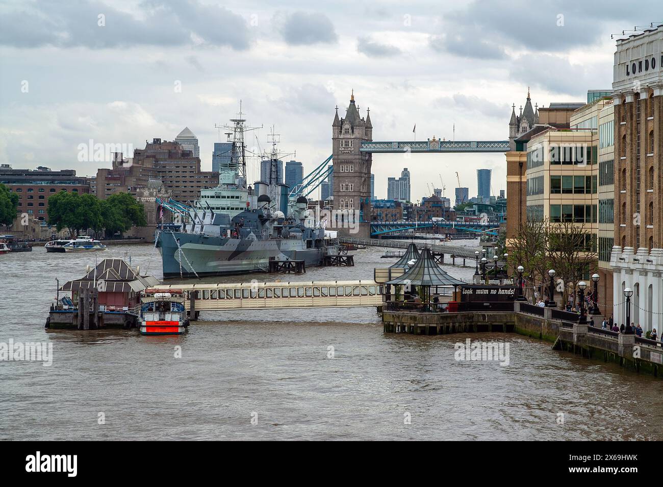 Inghilterra Regno Unito; fiume Tamigi; London Bridge City Pier; HMS Belfast; Tower Bridge; storico incrociatore della Royal Navy classe Town; historischer Kreuzer Foto Stock