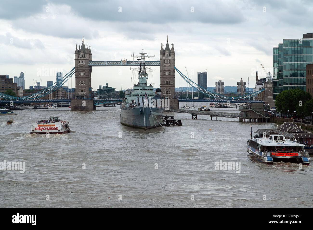 Inghilterra Regno Unito; fiume Tamigi; London Bridge City Pier; HMS Belfast; Tower Bridge; storico incrociatore della Royal Navy classe Town; historischer Kreuzer Foto Stock