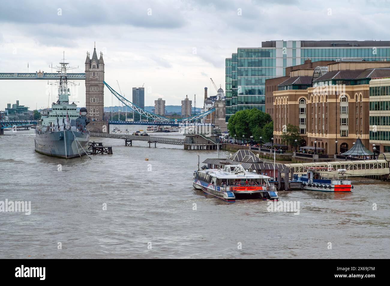 Inghilterra Regno Unito; fiume Tamigi; London Bridge City Pier; HMS Belfast; Tower Bridge; storico incrociatore della Royal Navy classe Town; historischer Kreuzer Foto Stock