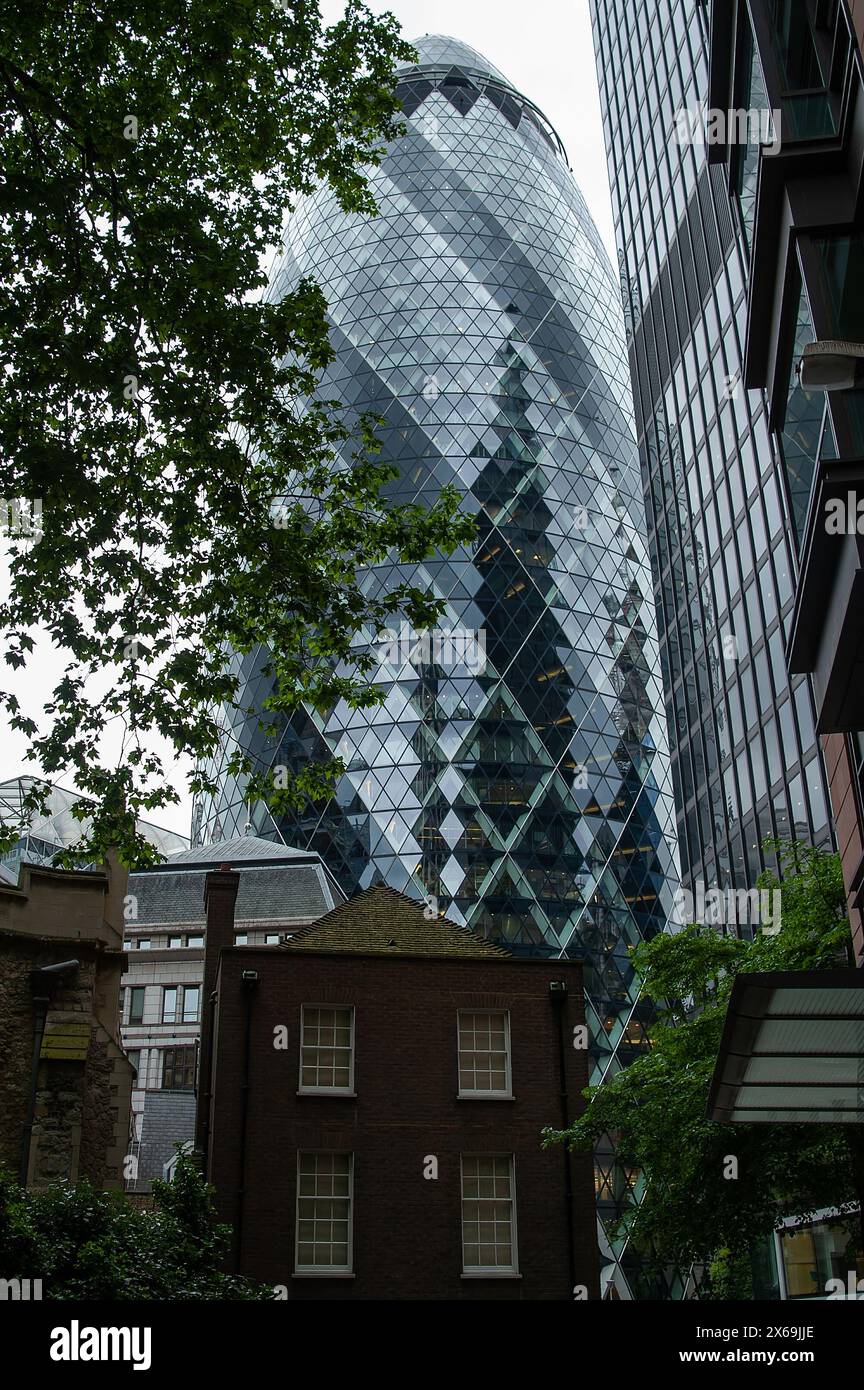 Città di Londra, Inghilterra, Regno Unito; 30 St Mary Axe; Norman Foster, wieżowiec; Neo-futurismo architettura postmoderna; Postmoderne Architektur Foto Stock