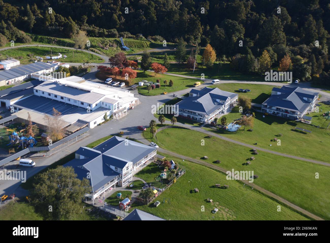 HAUPIRI, NUOVA ZELANDA, 7 MAGGIO 2024: Antenna della comunità cristiana Gloriavale nella valle di Haupiri, costa occidentale, nuova Zelanda. Foto Stock