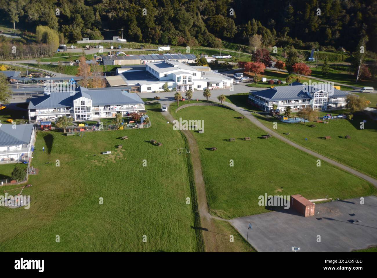 HAUPIRI, NUOVA ZELANDA, 7 MAGGIO 2024: Antenna della comunità cristiana Gloriavale nella valle di Haupiri, costa occidentale, nuova Zelanda. Foto Stock