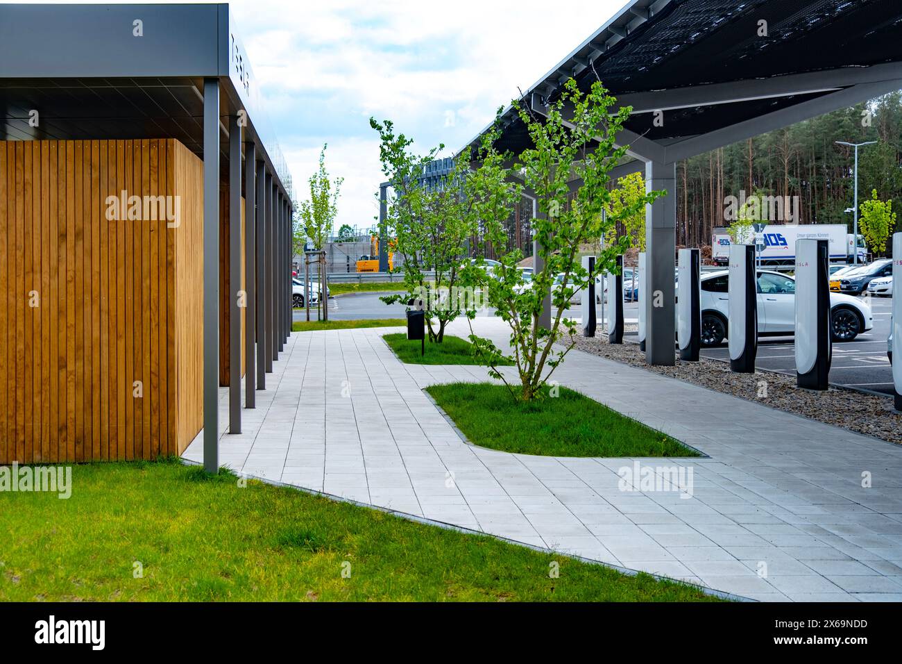 Stazione di ricarica gratuita, Tesla-Supercharger v4 Lounge, Power Charger ev in Europa, energia alternativa, tecnologia e innovazione, Berlino, Germania - Apri Foto Stock