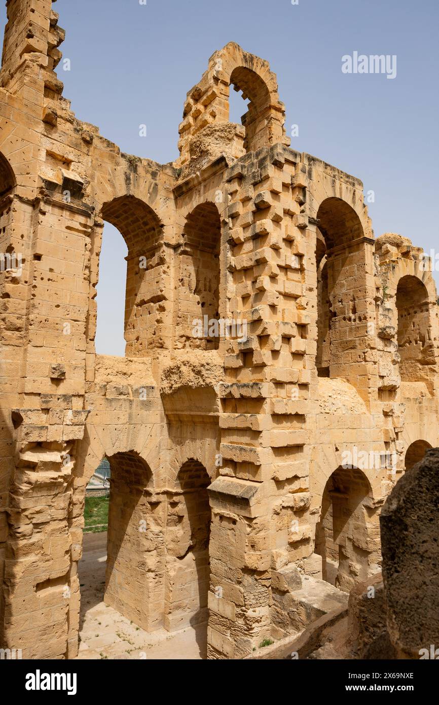 Archi nelle pareti esterne dell'anfiteatro romano a El Jem, Tunisia Foto Stock