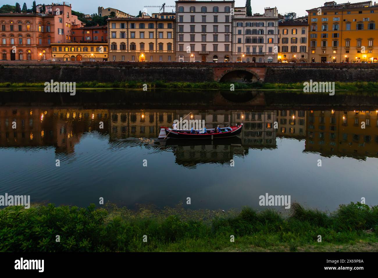 Luce dorata che si riflette sul fiume Avon, sera Firenze Italia. Foto Stock