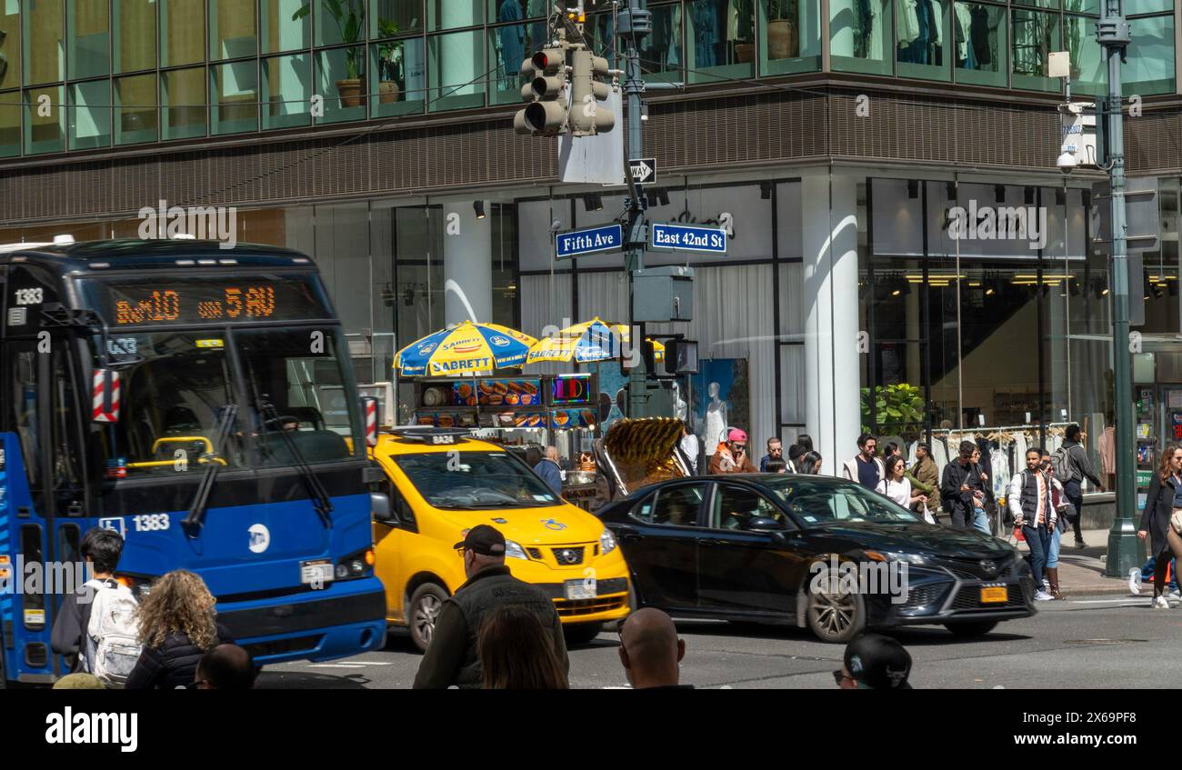 La folla, 42nd Street e la Fifth Avenue, New York Foto Stock