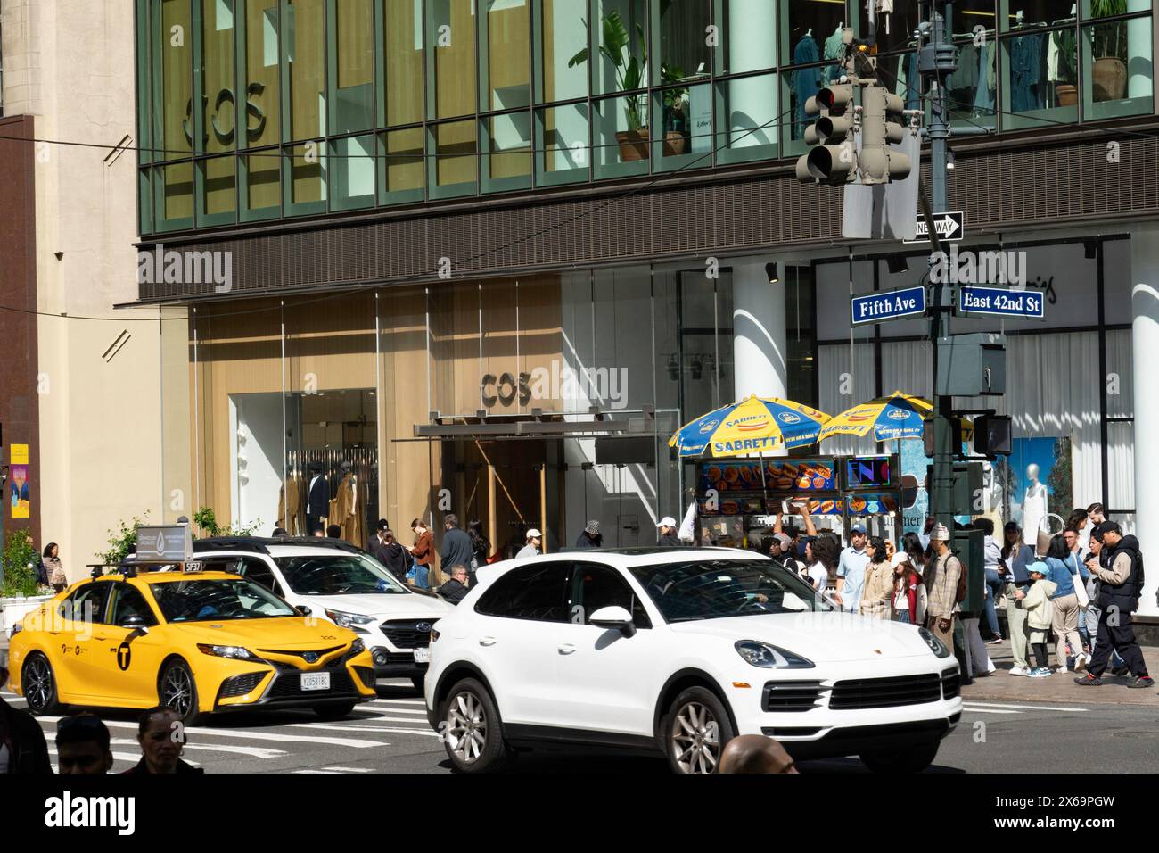La folla, 42nd Street e la Fifth Avenue, New York Foto Stock