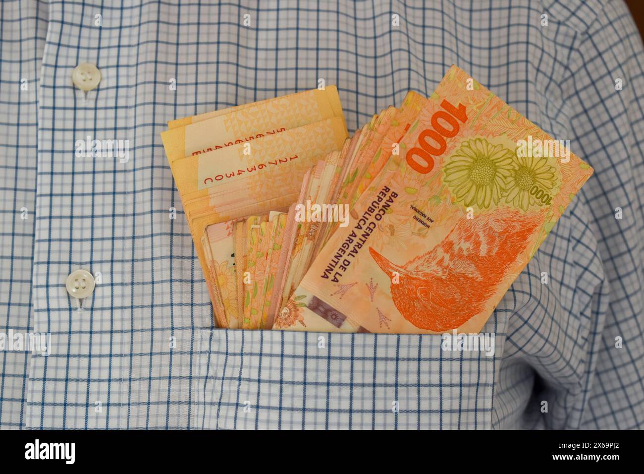 molte banconote da 1000 pesos argentini ripiene in una tasca per camicia Foto Stock