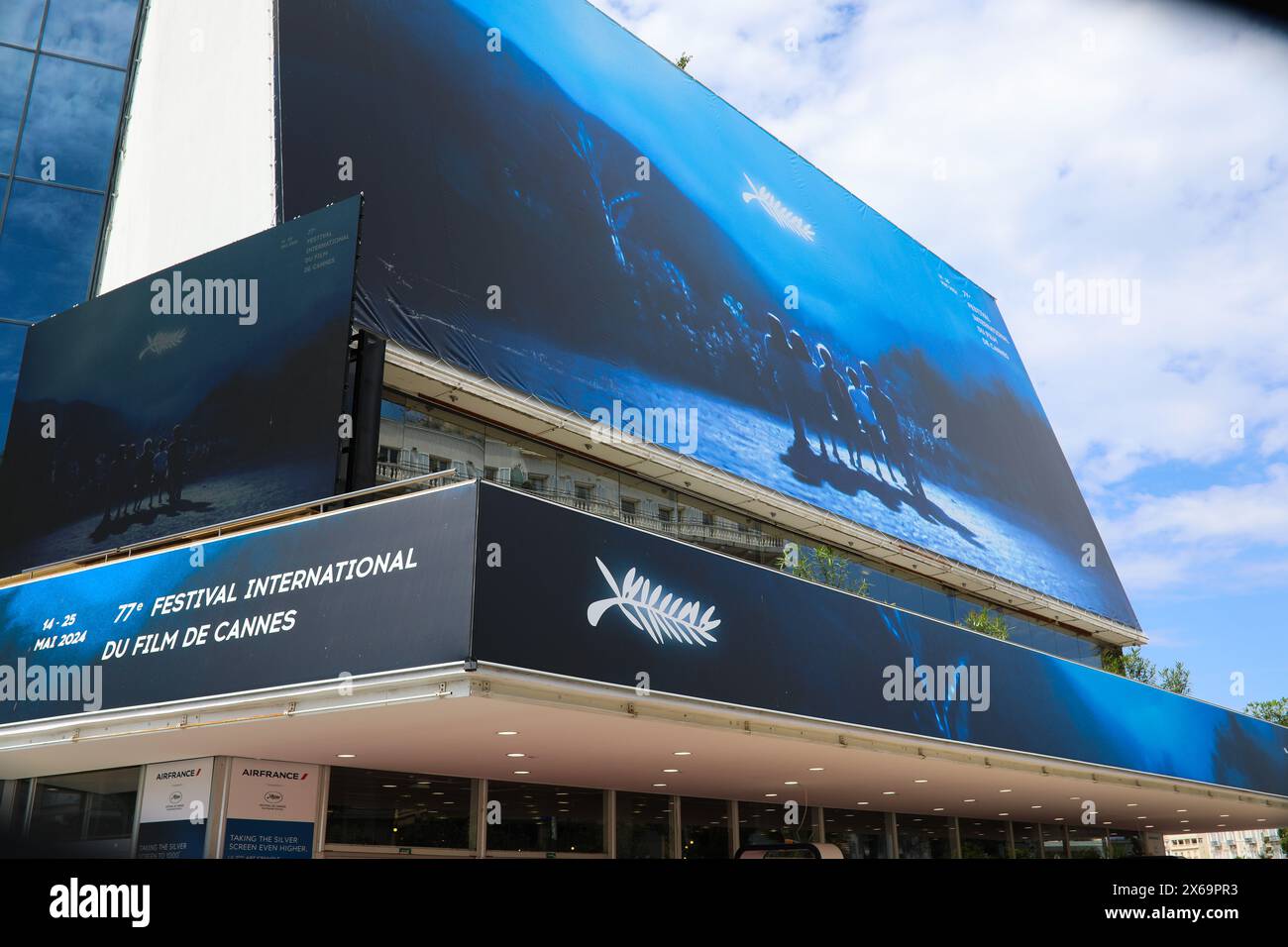 13 maggio 2024, Cannes, Costa azzurra, Francia: Il poster ufficiale che decora le pareti del Palais Lumiere si ispira a un'immagine creata da Hartland Villa da un'imitazione dalla Rapsodia ad agosto dal regista giapponese Akira Kurosawa (Credit Image: © Mickael Chavet/ZUMA Press Wire) SOLO USO EDITORIALE! Non per USO commerciale! Foto Stock