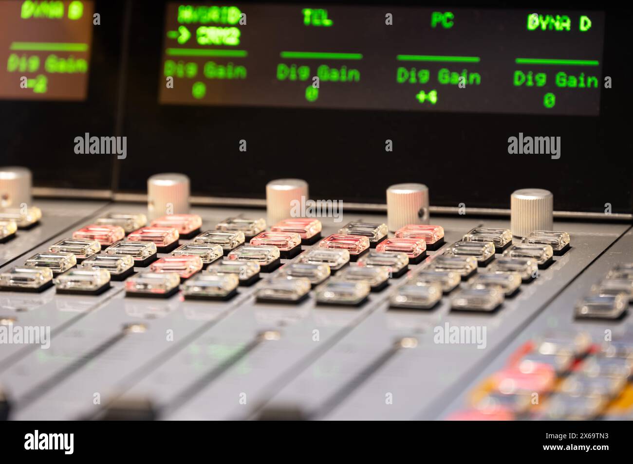 Console di mixaggio audio professionale con comandi dettagliati e letture digitali dello schermo Foto Stock
