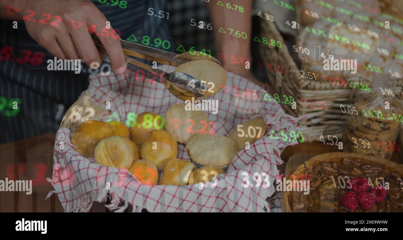 Immagine del cambiamento di numeri e grafici su metà sezione dell'uomo caucasico con pane piccolo Foto Stock