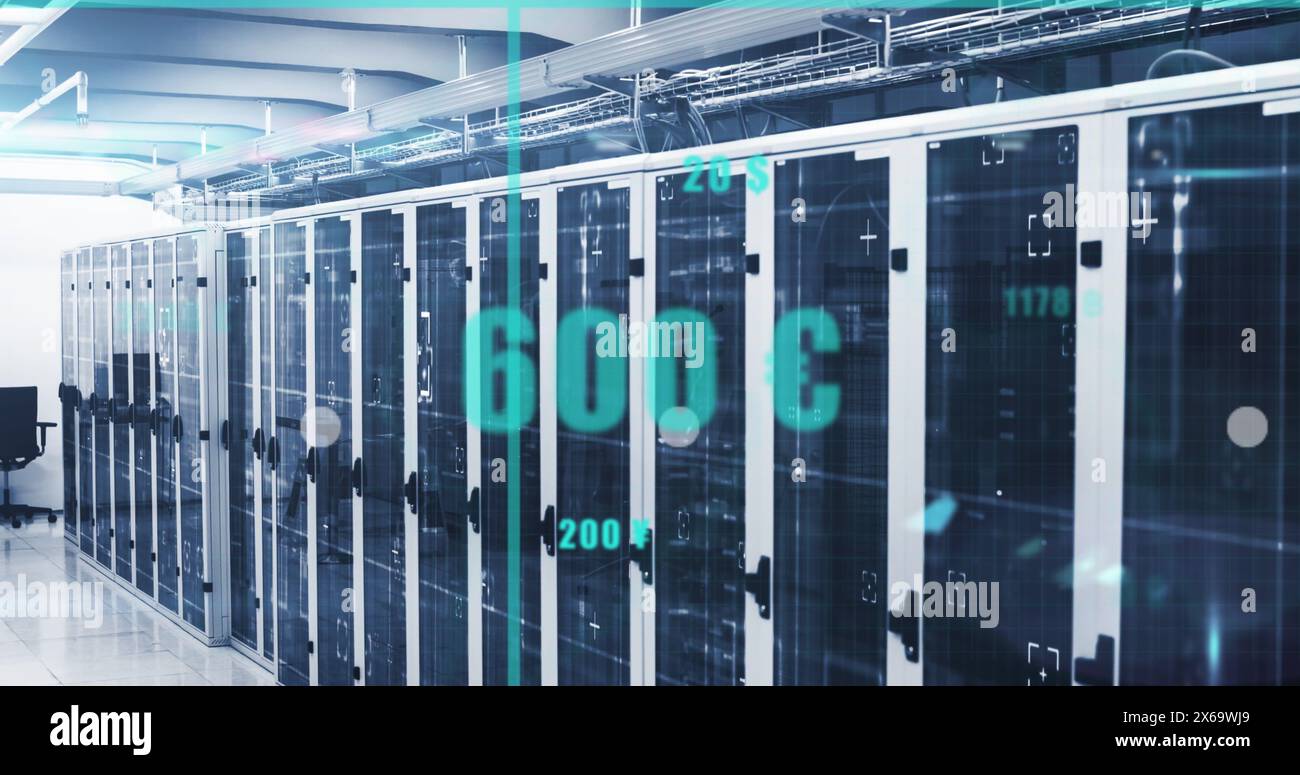 File di rack server stanno riempiendo grandi data center Foto Stock