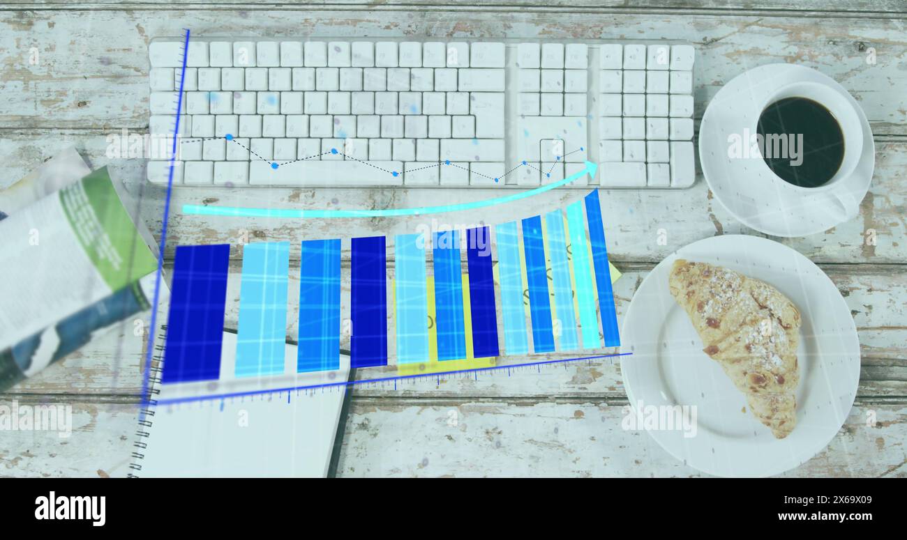 Immagine di grafici, vista dall'alto della tastiera, caffè, cibo, mattina e buon testo sulle note Foto Stock