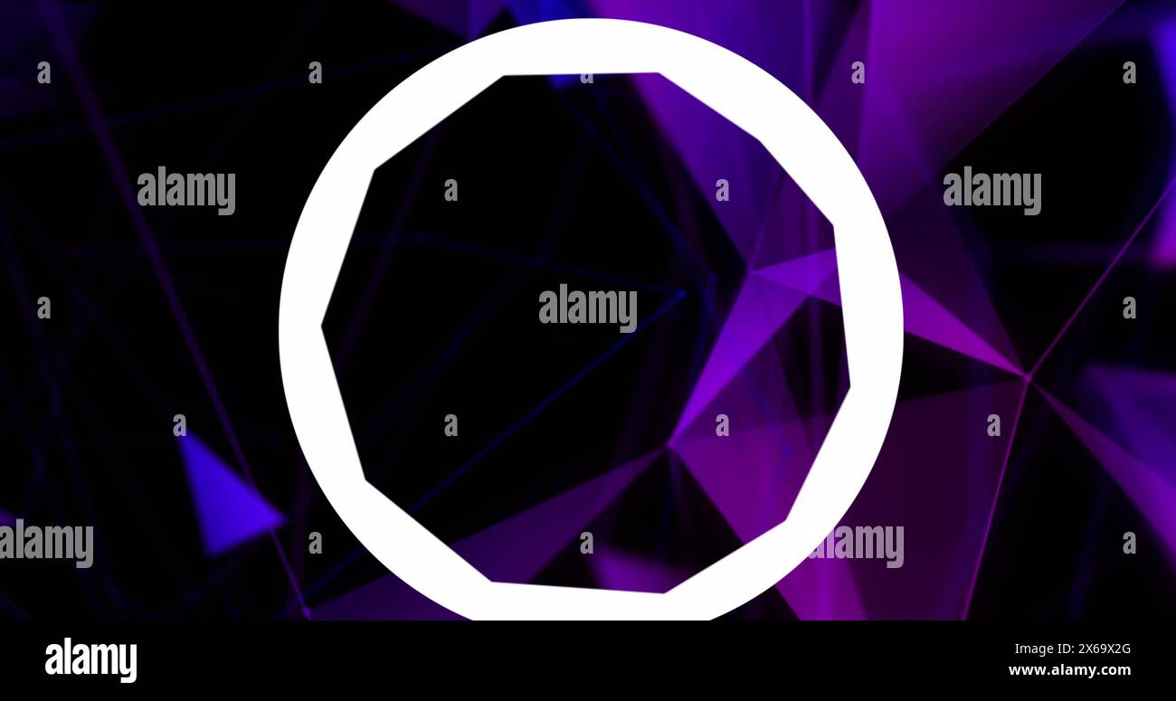 Cerchio bianco che si sovrappone allo sfondo di forme geometriche scure e viola Foto Stock