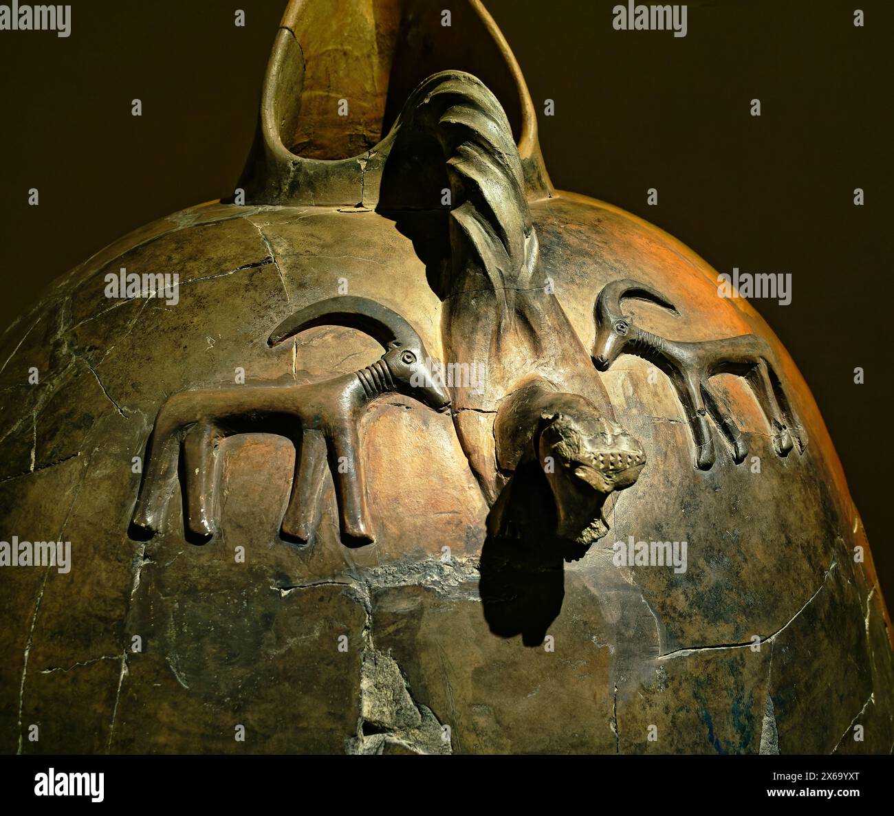 Grande becco insufflato in terracotta di storage pithos jar da Bogazkoy 16C BC. Museo delle Civiltà Anatoliche, Ankara, Turchia Foto Stock