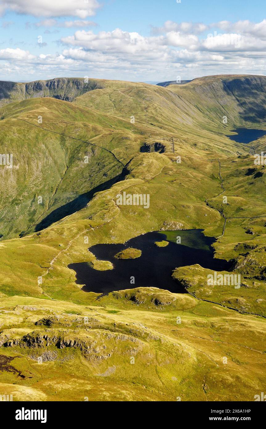 Antenna. Parco nazionale del Lake District. A sud-est, su Angle Tarn, oltre Rest Dodd e Knott e Hayeswater, fino alla cresta di High Street Foto Stock
