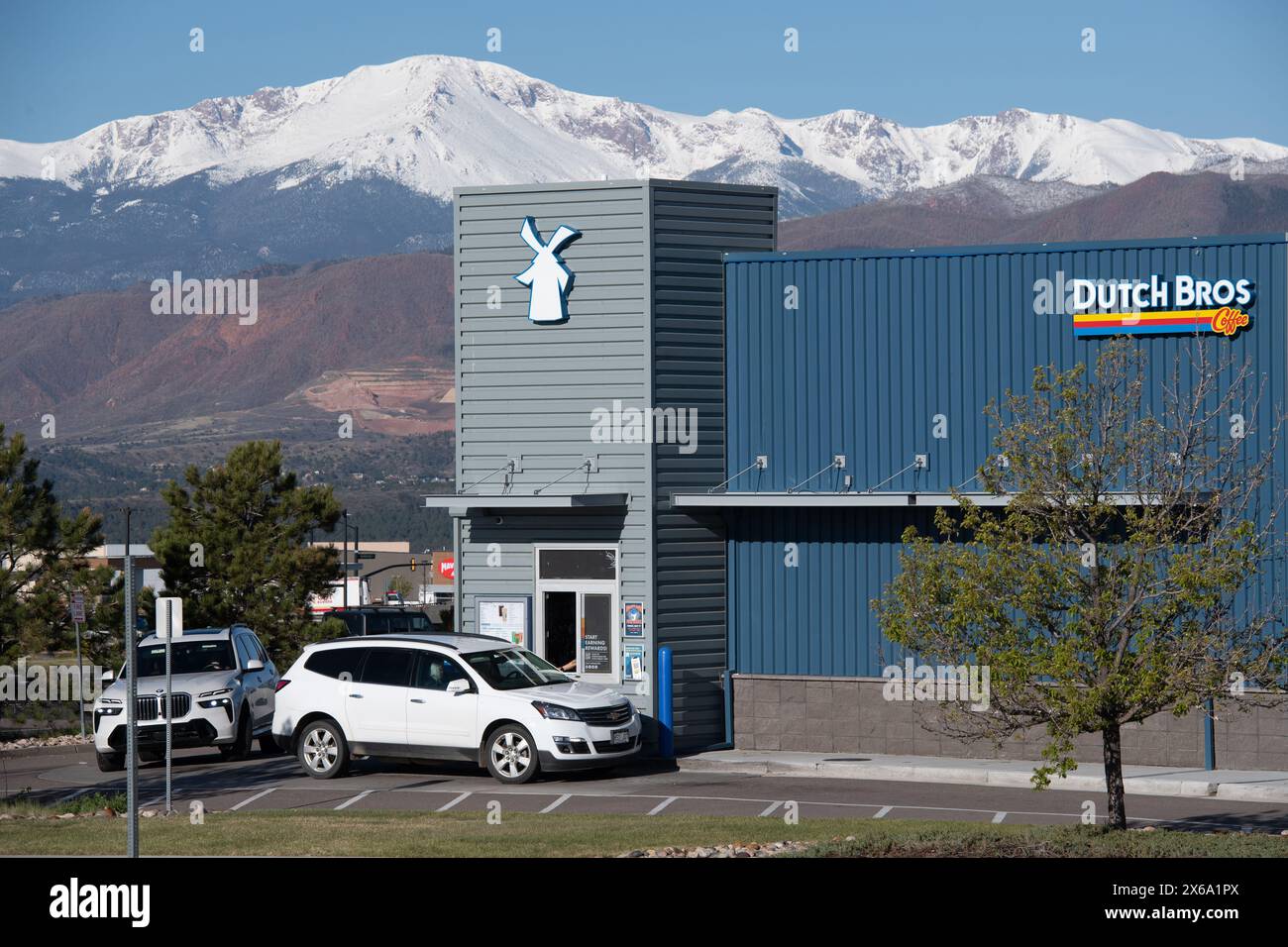 Dutch Bros, famosa catena di negozi di caffè di Colorado Springs, Colorado. Serve caffè caldo e freddo e bevande energetiche attraverso il piccolo drive Foto Stock
