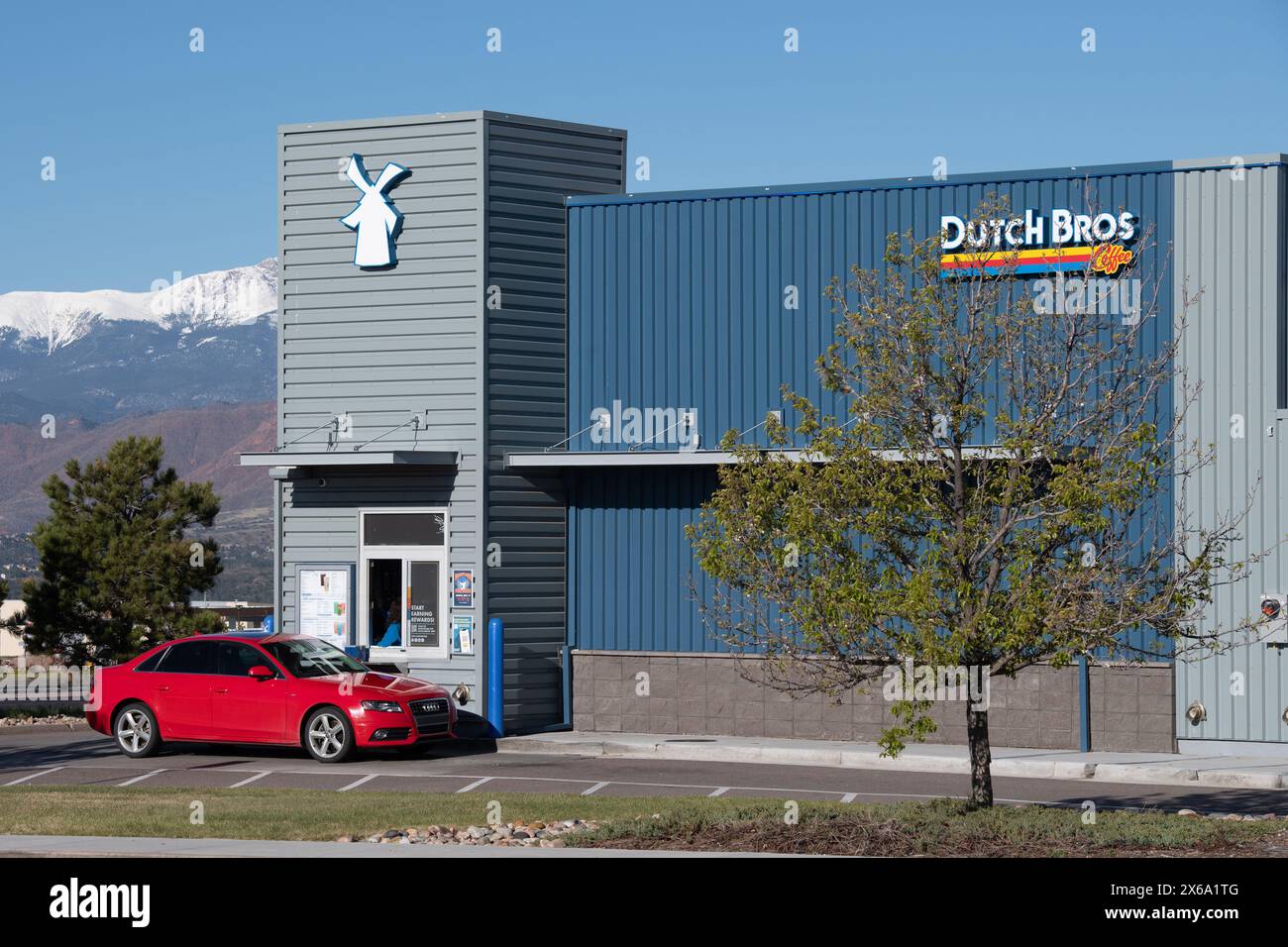 Dutch Bros, famosa catena di negozi di caffè di Colorado Springs, Colorado. Serve caffè caldo e freddo e bevande energetiche attraverso il piccolo drive Foto Stock
