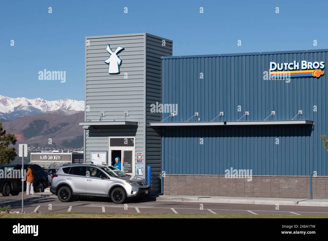 Dutch Bros, famosa catena di negozi di caffè di Colorado Springs, Colorado. Serve caffè caldo e freddo e bevande energetiche attraverso il piccolo drive Foto Stock