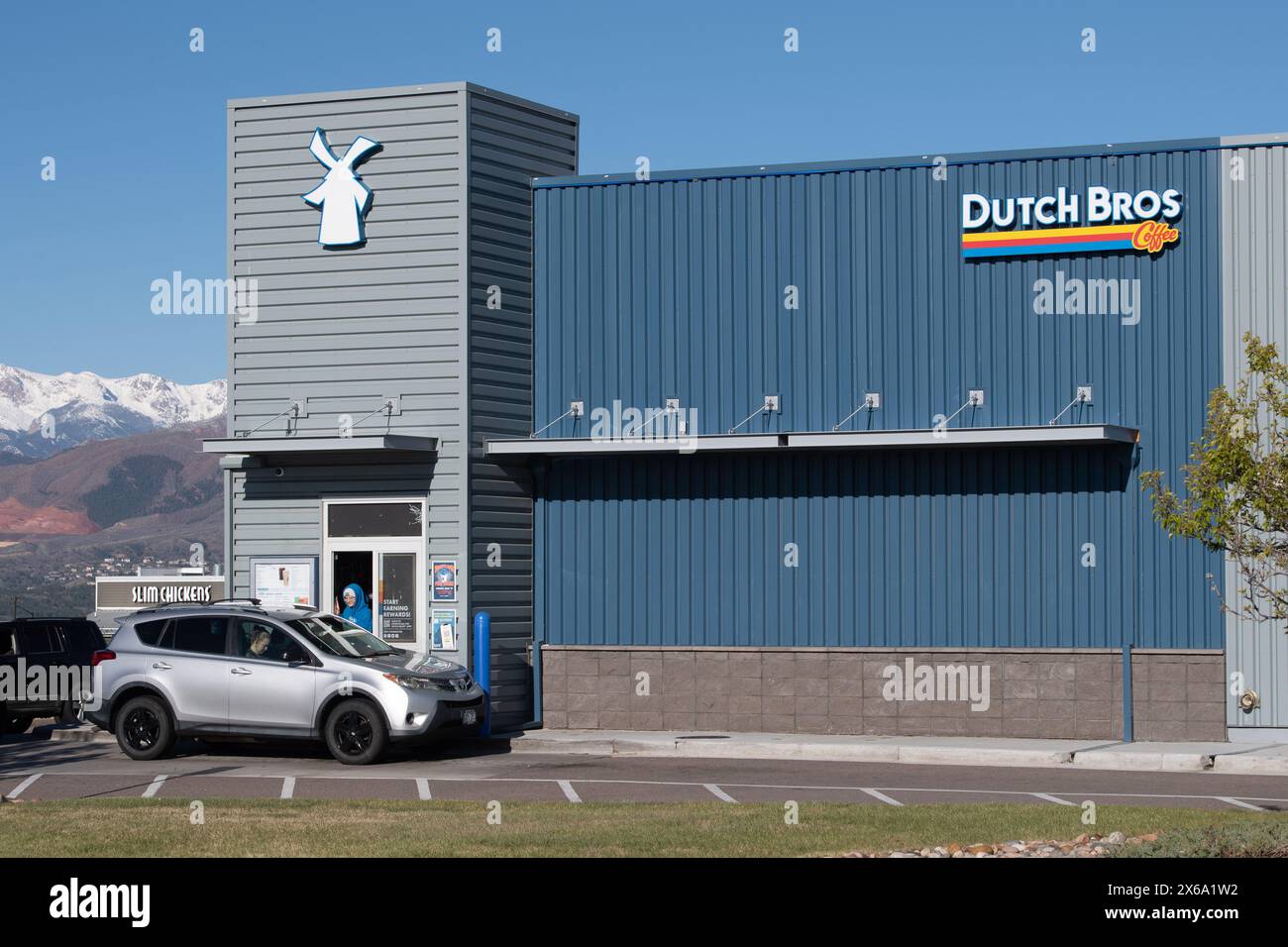 Dutch Bros, famosa catena di negozi di caffè di Colorado Springs, Colorado. Serve caffè caldo e freddo e bevande energetiche attraverso il piccolo drive Foto Stock