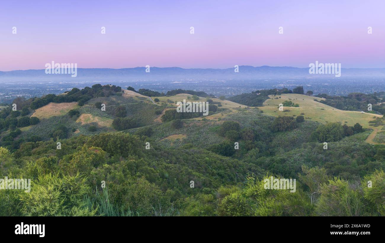 Cieli crepuscolari sulla Silicon Valley passando per Fremont Old Open Space Preserve. Saratoga, Contea di Santa Clara, California. Foto Stock