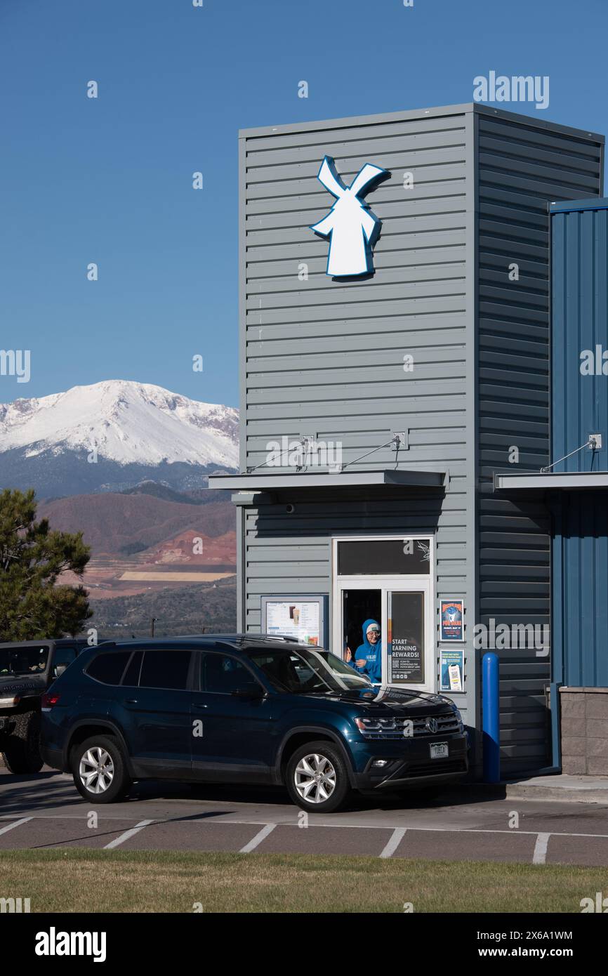 Dutch Bros, famosa catena di negozi di caffè di Colorado Springs, Colorado. Serve caffè caldo e freddo e bevande energetiche attraverso il piccolo drive Foto Stock