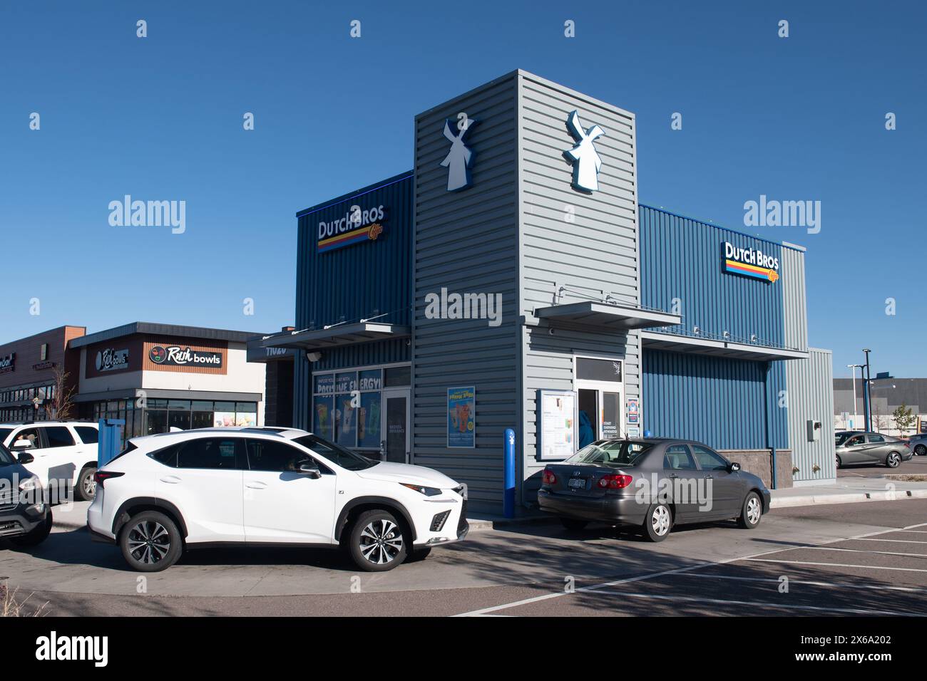 Dutch Bros, famosa catena di negozi di caffè di Colorado Springs, Colorado. Serve caffè caldo e freddo e bevande energetiche attraverso il piccolo drive Foto Stock