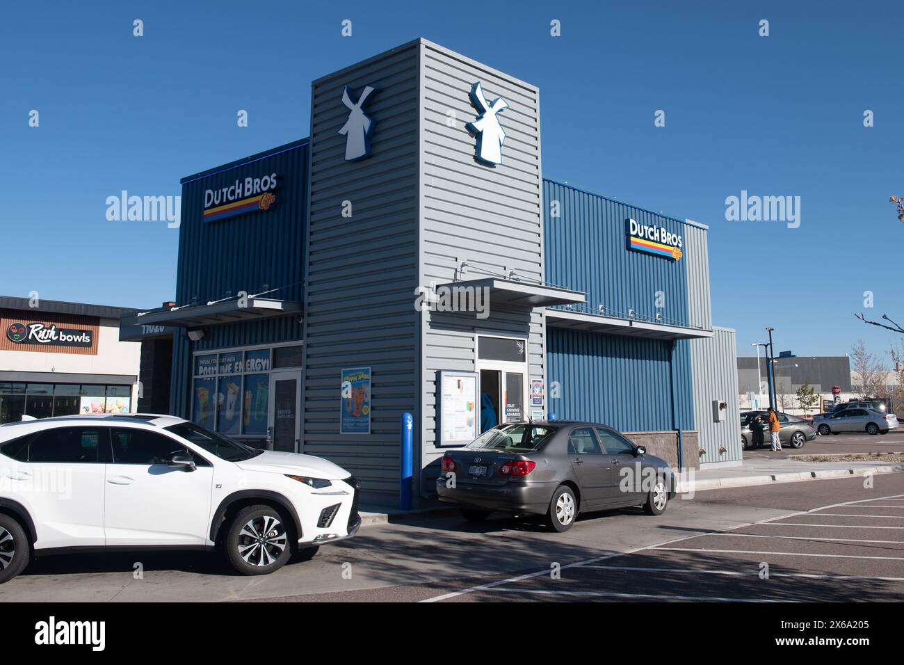 Dutch Bros, famosa catena di negozi di caffè di Colorado Springs, Colorado. Serve caffè caldo e freddo e bevande energetiche attraverso il piccolo drive Foto Stock
