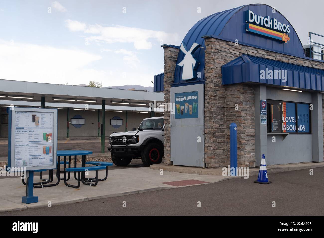 Dutch Bros, famosa catena di negozi di caffè di Colorado Springs, Colorado. Serve caffè caldo e freddo e bevande energetiche attraverso il piccolo drive Foto Stock