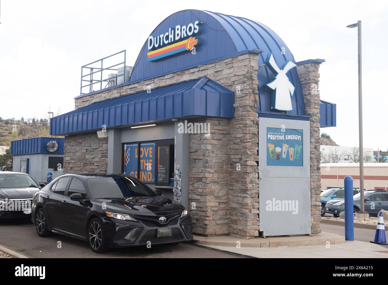 Dutch Bros, famosa catena di negozi di caffè di Colorado Springs, Colorado. Serve caffè caldo e freddo e bevande energetiche attraverso il piccolo drive Foto Stock
