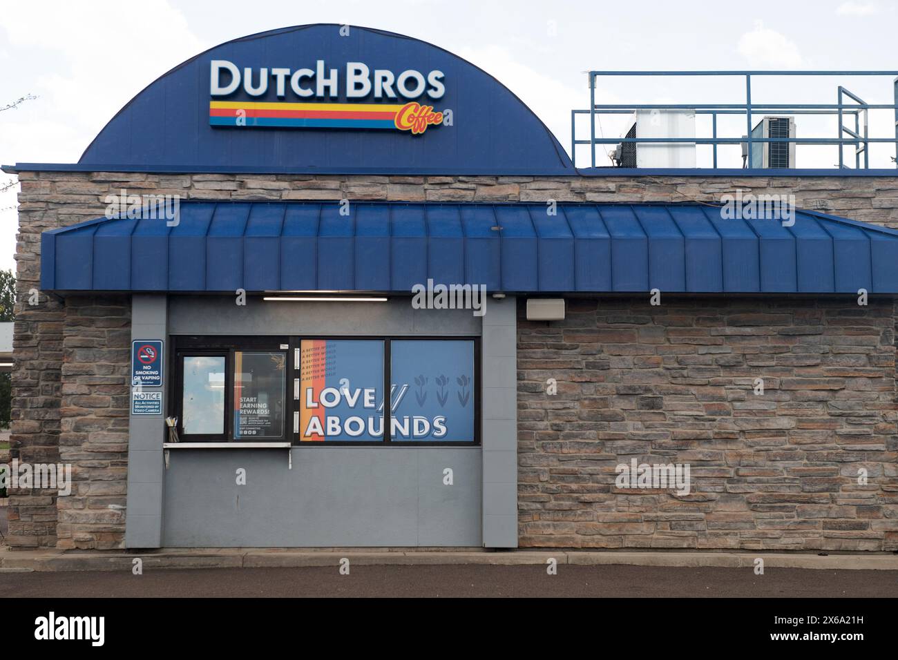 Dutch Bros, famosa catena di negozi di caffè di Colorado Springs, Colorado. Serve caffè caldo e freddo e bevande energetiche attraverso il piccolo drive Foto Stock