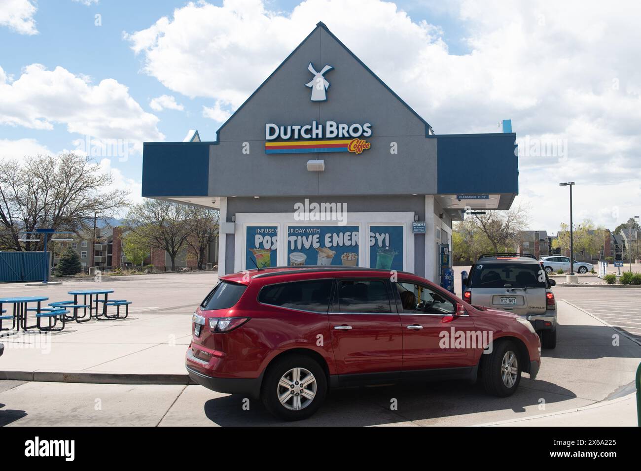 Dutch Bros, famosa catena di negozi di caffè di Colorado Springs, Colorado. Serve caffè caldo e freddo e bevande energetiche attraverso il piccolo drive Foto Stock