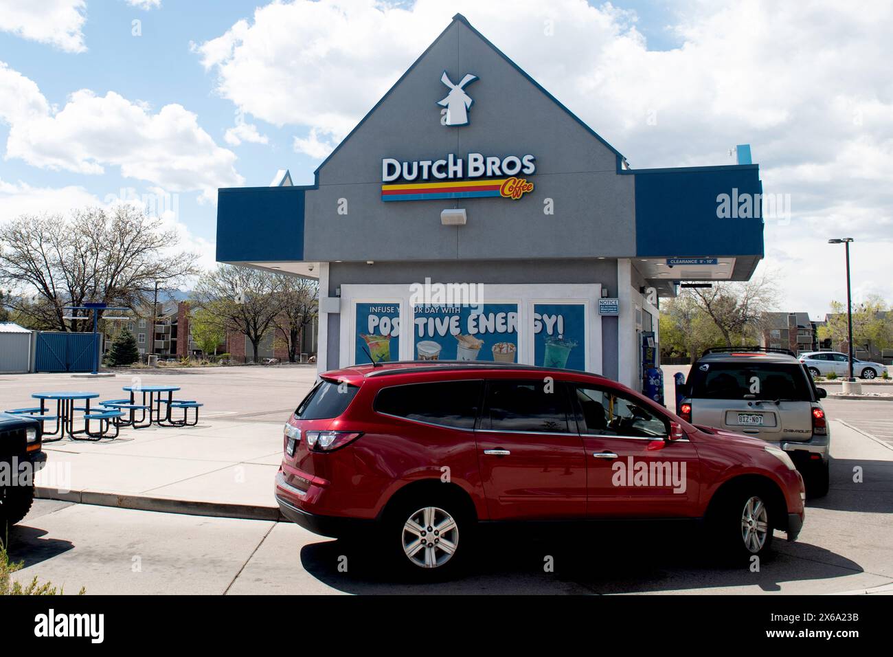 Dutch Bros, famosa catena di negozi di caffè di Colorado Springs, Colorado. Serve caffè caldo e freddo e bevande energetiche attraverso il piccolo drive Foto Stock