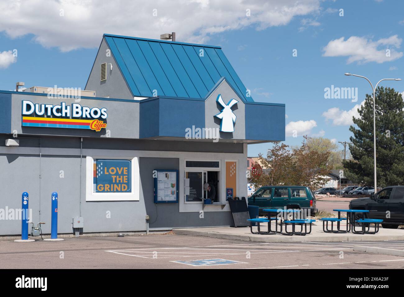 Dutch Bros, famosa catena di negozi di caffè di Colorado Springs, Colorado. Serve caffè caldo e freddo e bevande energetiche attraverso il piccolo drive Foto Stock