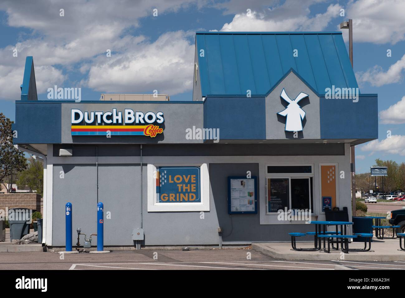 Dutch Bros, famosa catena di negozi di caffè di Colorado Springs, Colorado. Serve caffè caldo e freddo e bevande energetiche attraverso il piccolo drive Foto Stock